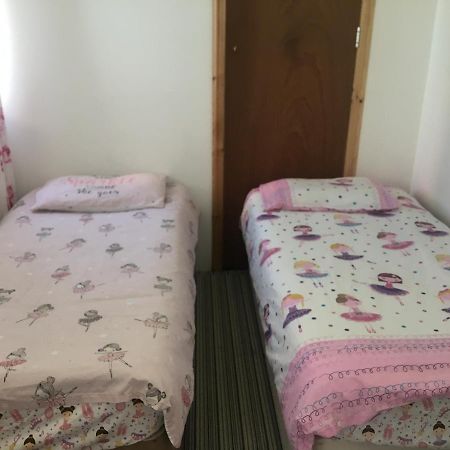 Pink House ,Opposite Beach ,Sleeps 6 , 2 Bedroom Ground Floor Self Contained Garden Flat , Private Entrance , Kitchen , Guaranteed Parking ,Wifi , Movies ,Bathroom ,Fridge , Microwave ,Bedroom 1, Double Bed & 2 Single Beds ,Bedroom 2 , Double Bed Paignton Exterior foto