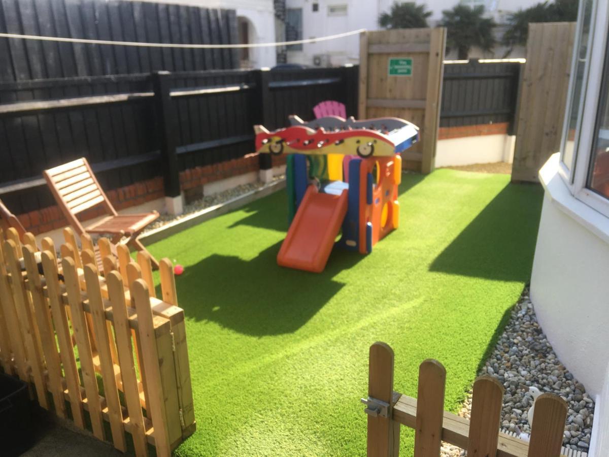 Pink House ,Opposite Beach ,Sleeps 6 , 2 Bedroom Ground Floor Self Contained Garden Flat , Private Entrance , Kitchen , Guaranteed Parking ,Wifi , Movies ,Bathroom ,Fridge , Microwave ,Bedroom 1, Double Bed & 2 Single Beds ,Bedroom 2 , Double Bed Paignton Exterior foto