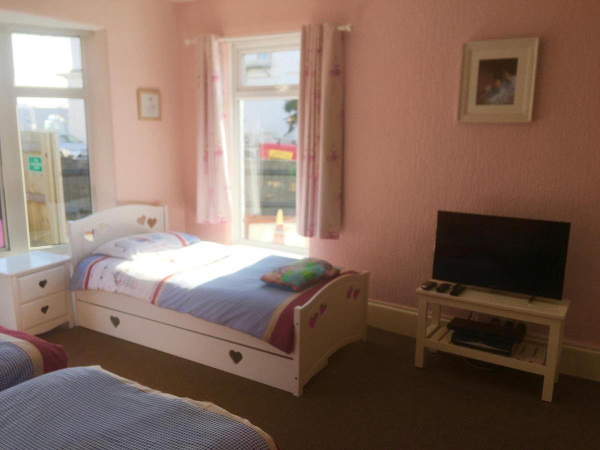 Pink House ,Opposite Beach ,Sleeps 6 , 2 Bedroom Ground Floor Self Contained Garden Flat , Private Entrance , Kitchen , Guaranteed Parking ,Wifi , Movies ,Bathroom ,Fridge , Microwave ,Bedroom 1, Double Bed & 2 Single Beds ,Bedroom 2 , Double Bed Paignton Exterior foto