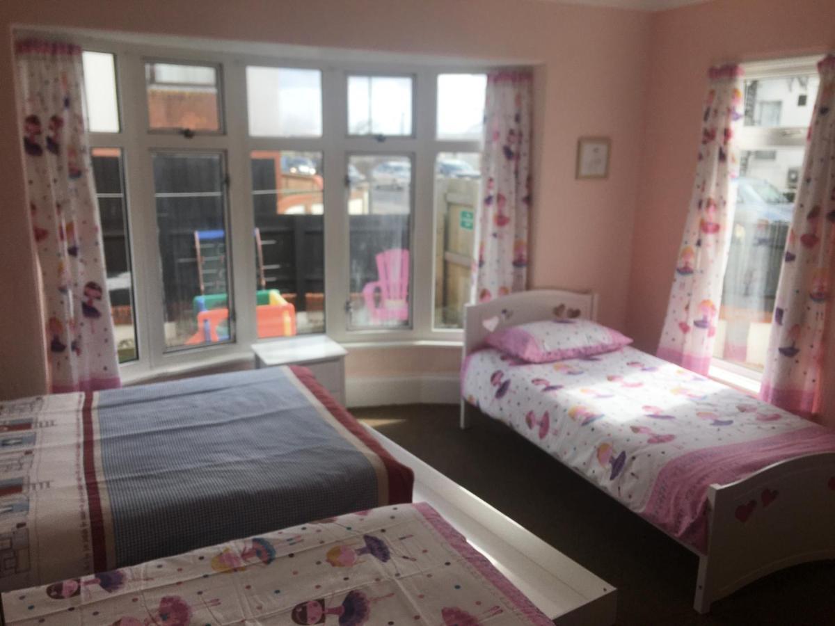 Pink House ,Opposite Beach ,Sleeps 6 , 2 Bedroom Ground Floor Self Contained Garden Flat , Private Entrance , Kitchen , Guaranteed Parking ,Wifi , Movies ,Bathroom ,Fridge , Microwave ,Bedroom 1, Double Bed & 2 Single Beds ,Bedroom 2 , Double Bed Paignton Exterior foto
